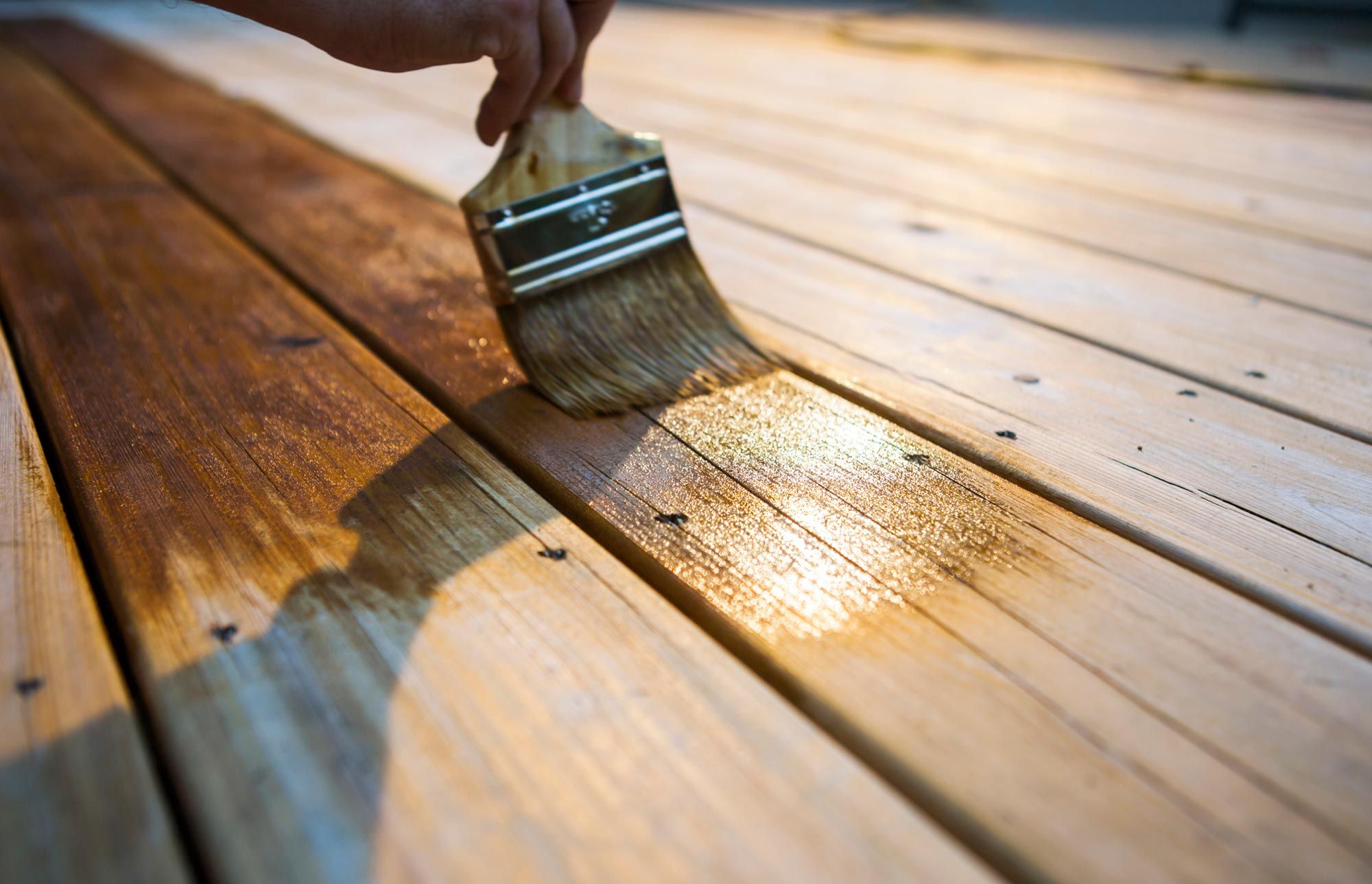 barnizar madera a mano
